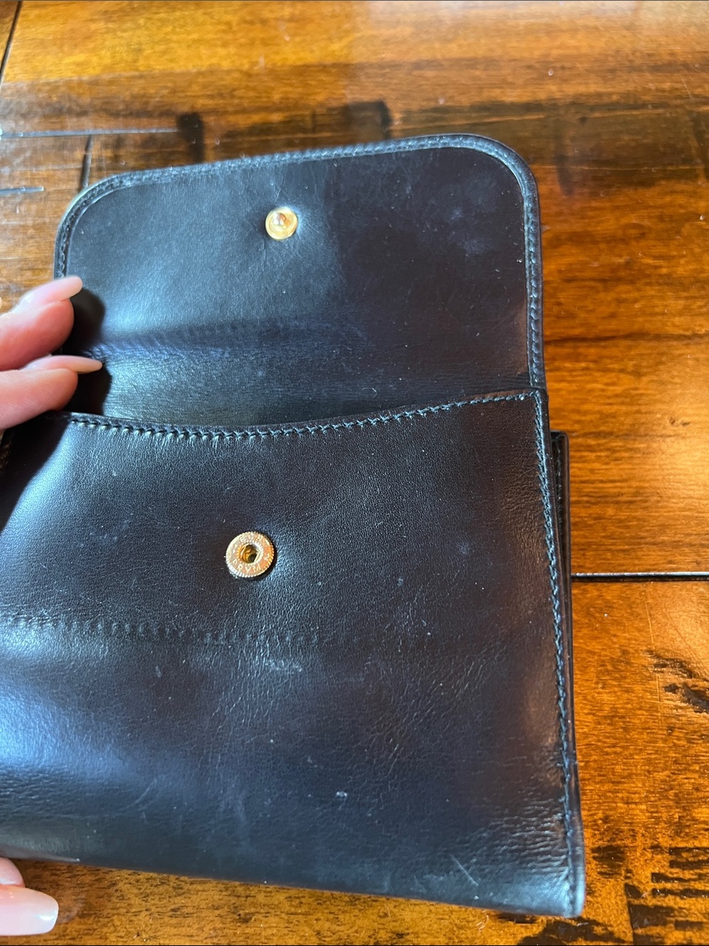 Gucci Black Leather Women's Wallet with Gold Emblem - Picture 3 of 3
